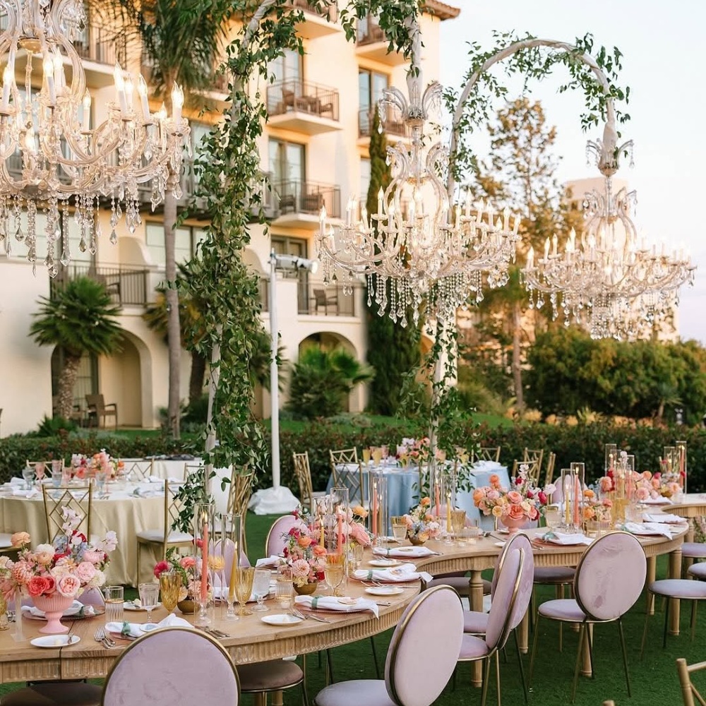 زينة ثريات كريستال فاخرة- الصورة من صفحة Grace Ormonde Wedding Style على انستغرام