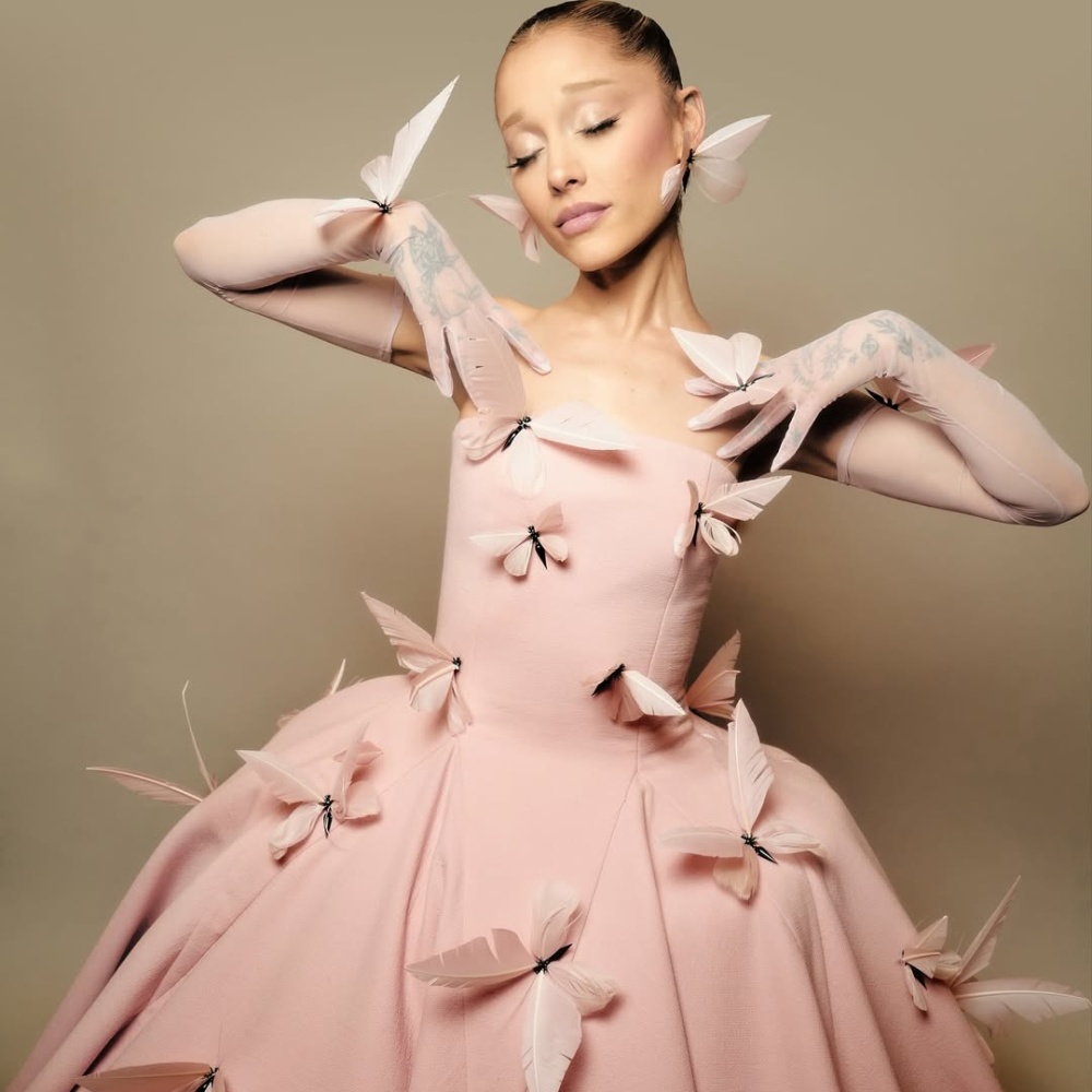 أريانا غراندي بفستان زهري بلمسة الفراشات 