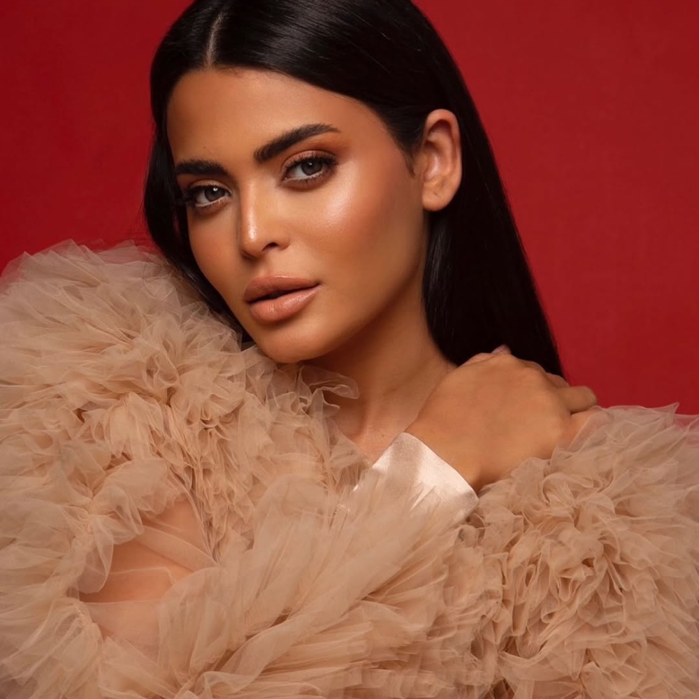 أسماء جلال تفضل تناول العصير الأخضر