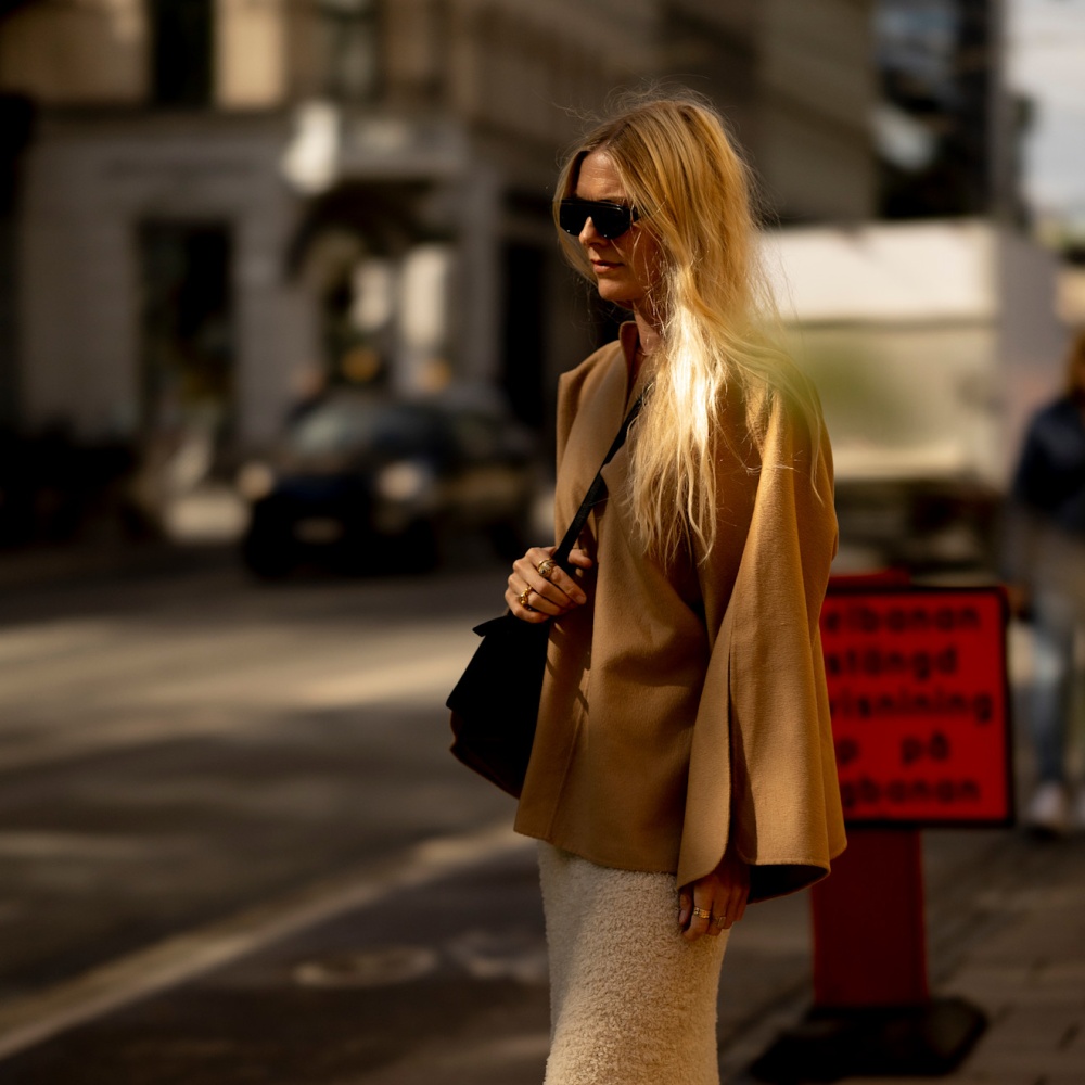 إطلالة أنيقة بتنورة صوفية طويلة