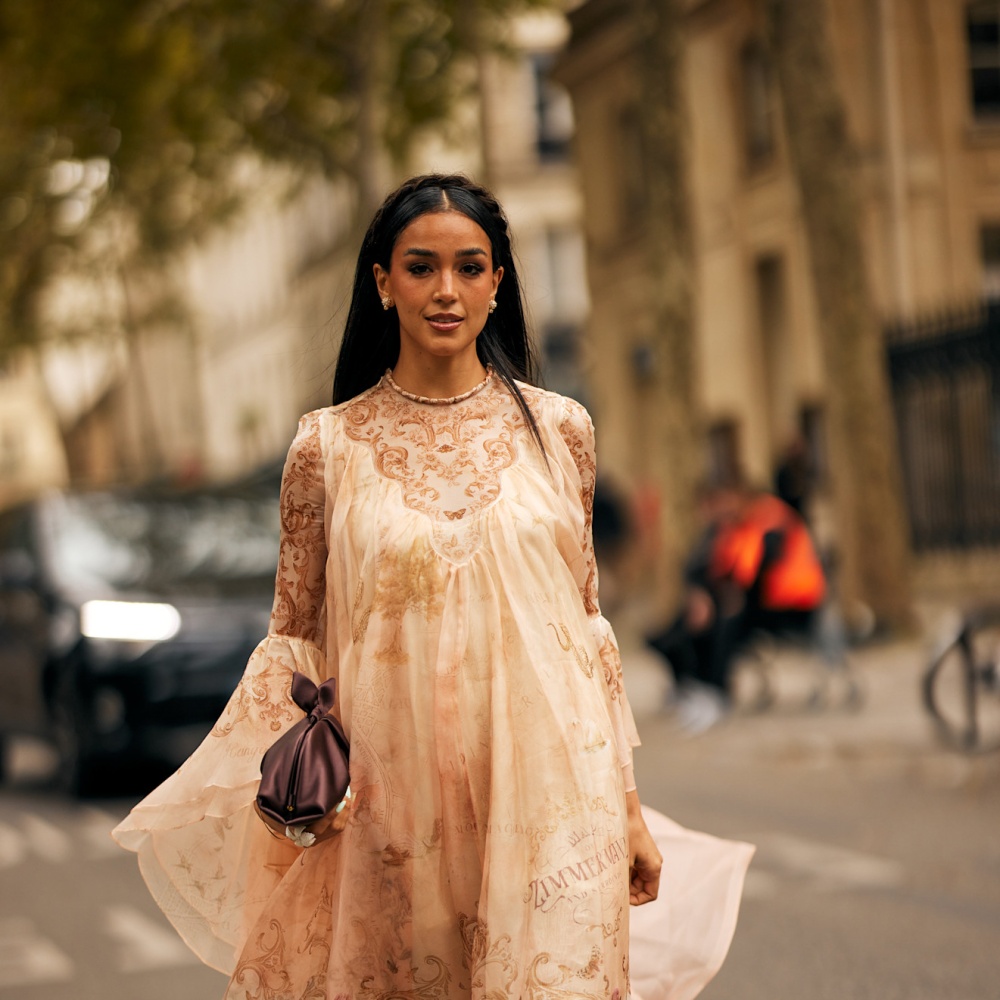 إطلالة أنيقة من شوارع باريس