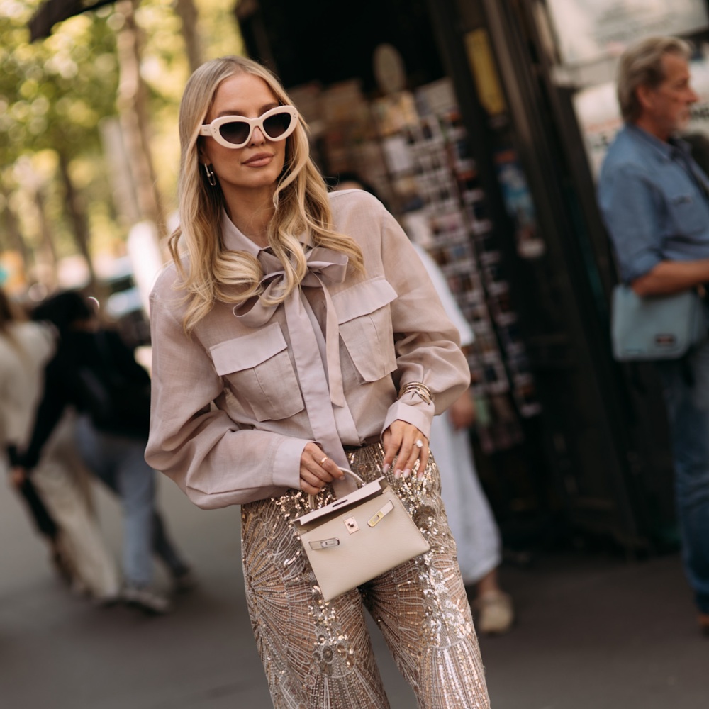 إطلالة متناسقة الخامات من شوارع باريس