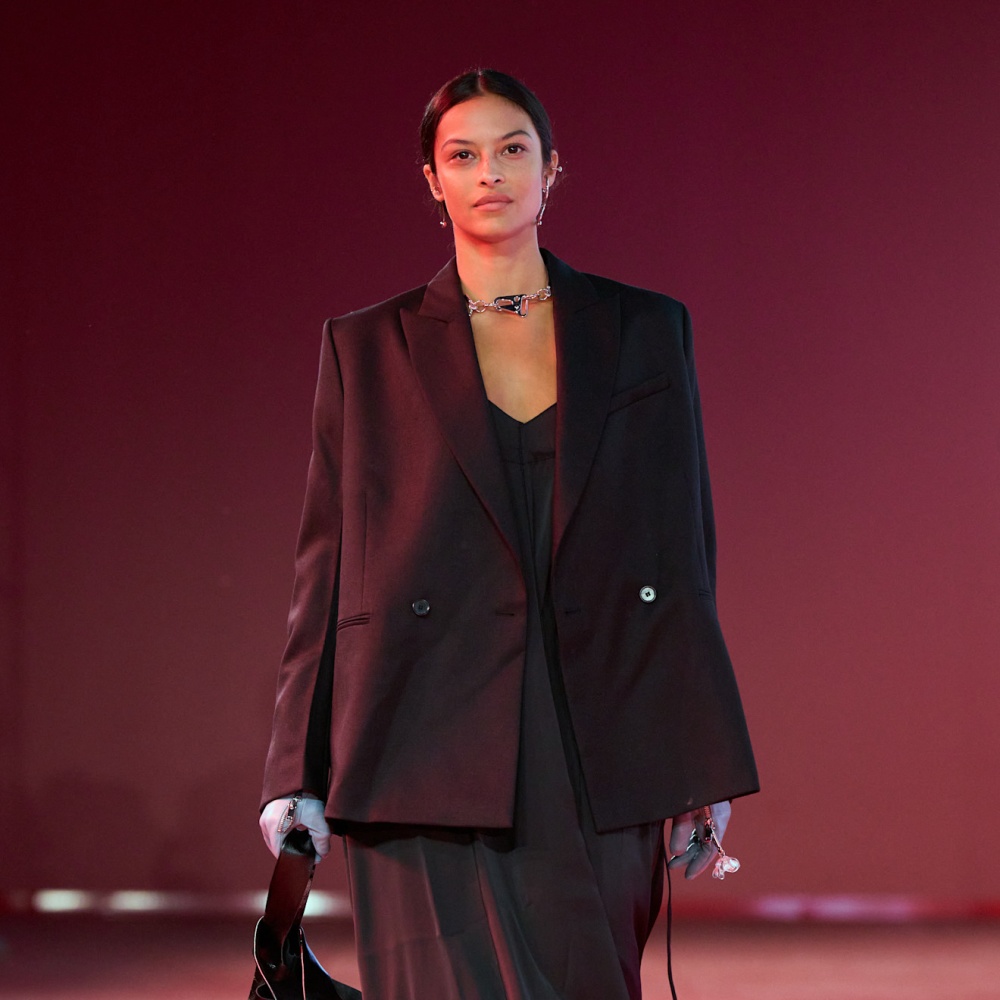 إطلالة مناسبة لصاحبات القوام الممتلئ من HeM 180