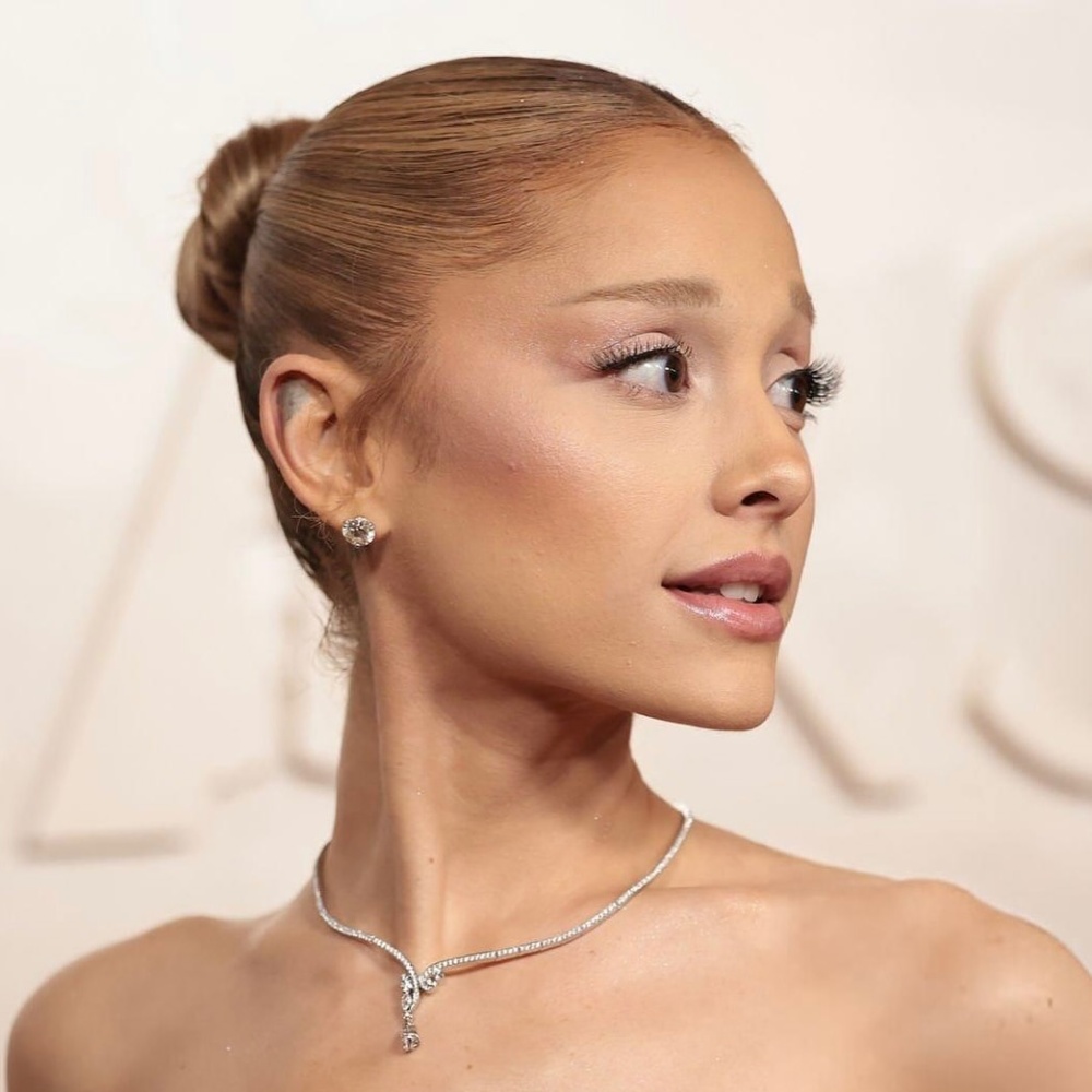 أريانا غراندي أعلنت عن استخدامها تقنية شد الوجه بالخيوط الذهبية