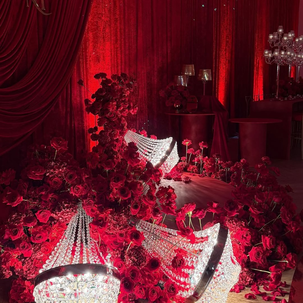 الدرابيه الأحمر لعرس فاخر - الصورة من صفحة Precious Flowers Event Design