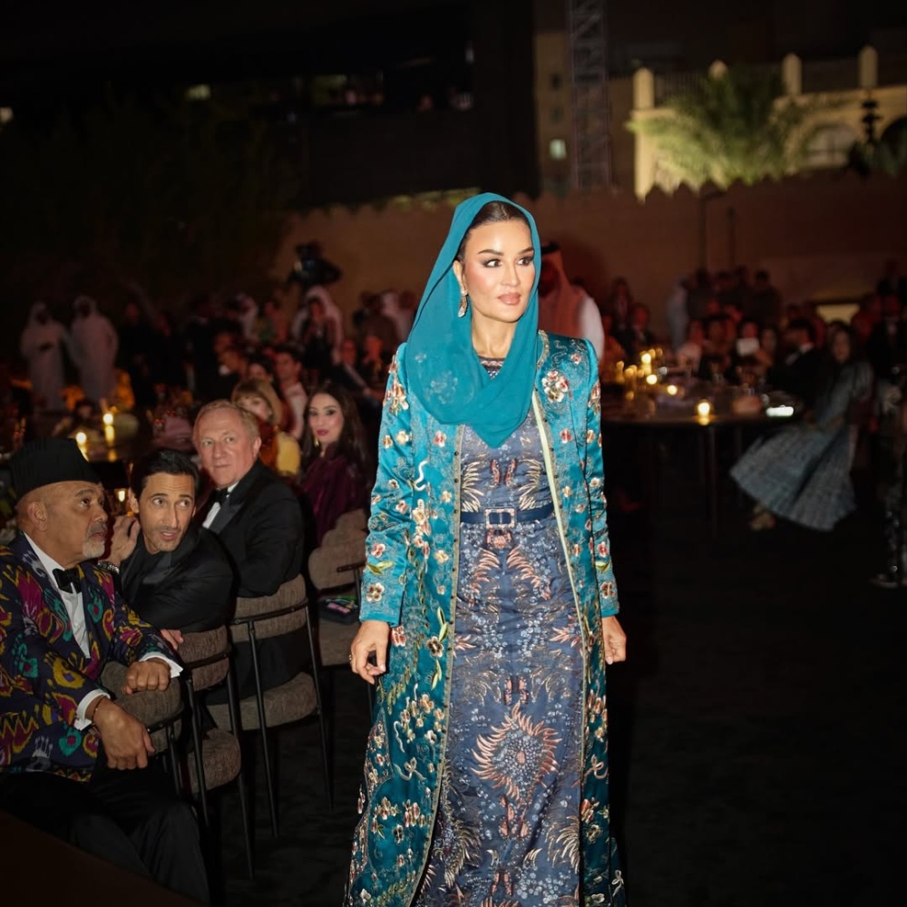 الشيخة موزة ترتدي فستانا مجسما باللون الأزرق الداكن (2)