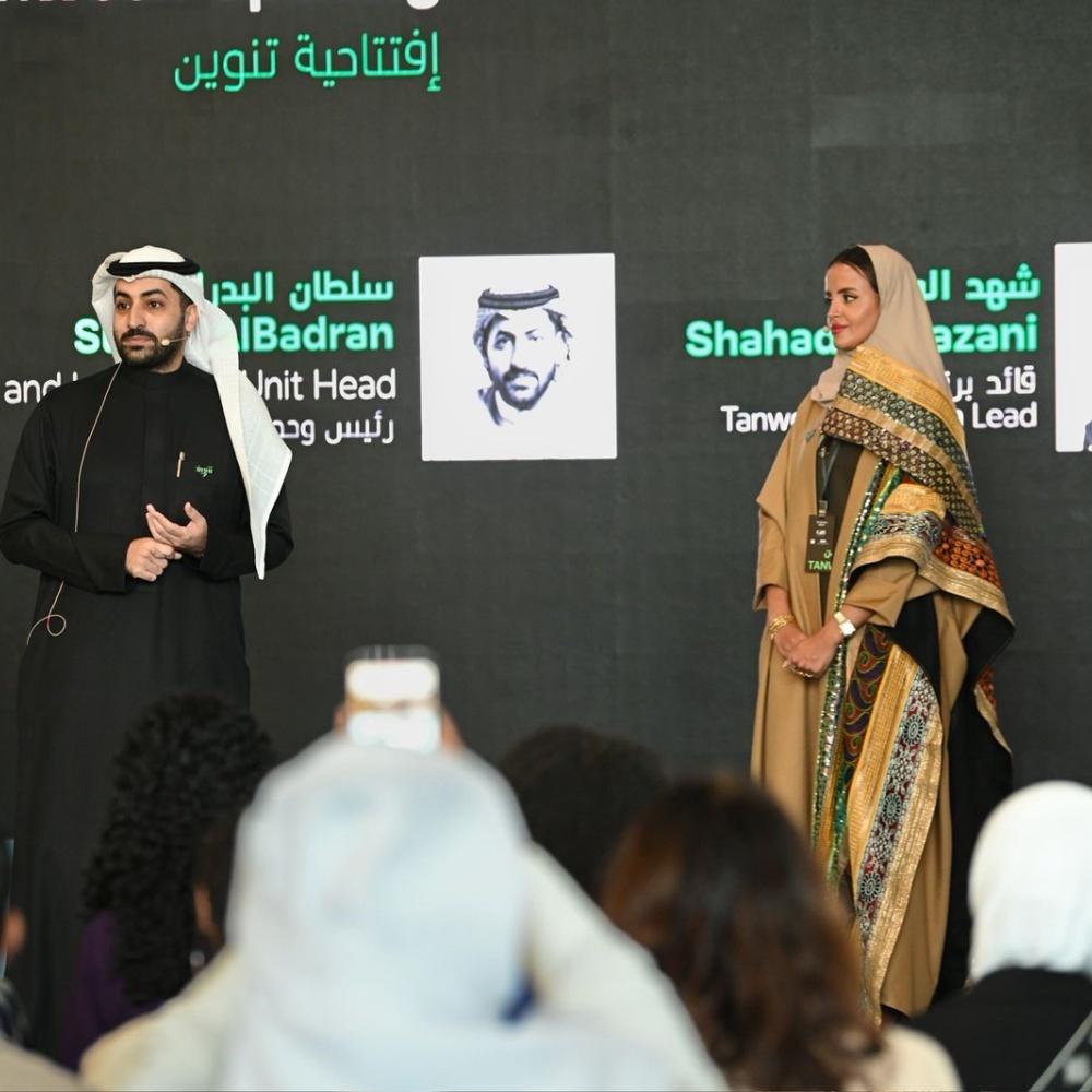 شهد الوزني قائد برنامج تنوين في اثراء وسلطان البدران رئيس وحدة الإبداع والابتكار في إثراء