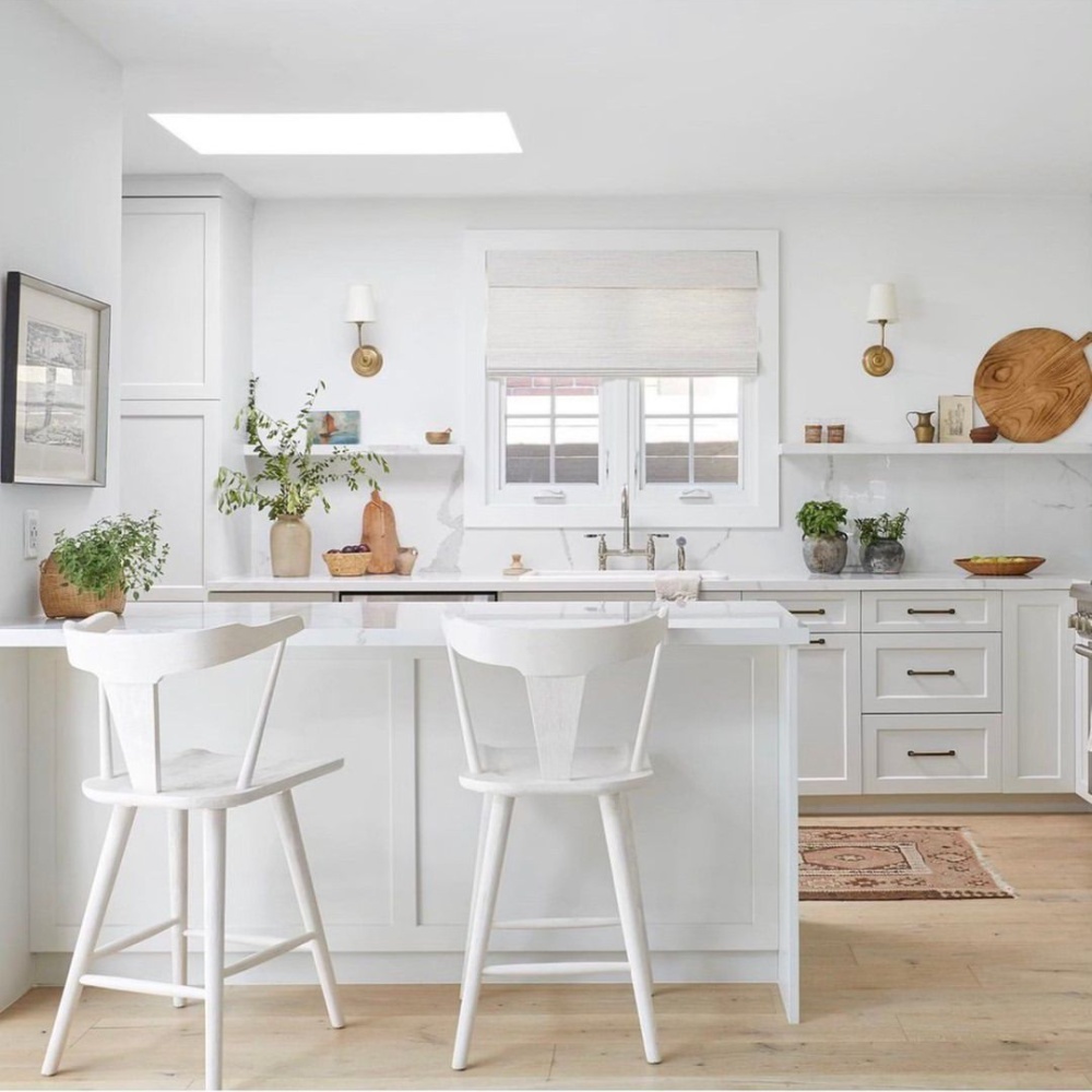 المطابخ البيضاء بالكامل تعطي شعور بالبرودة والسطحية