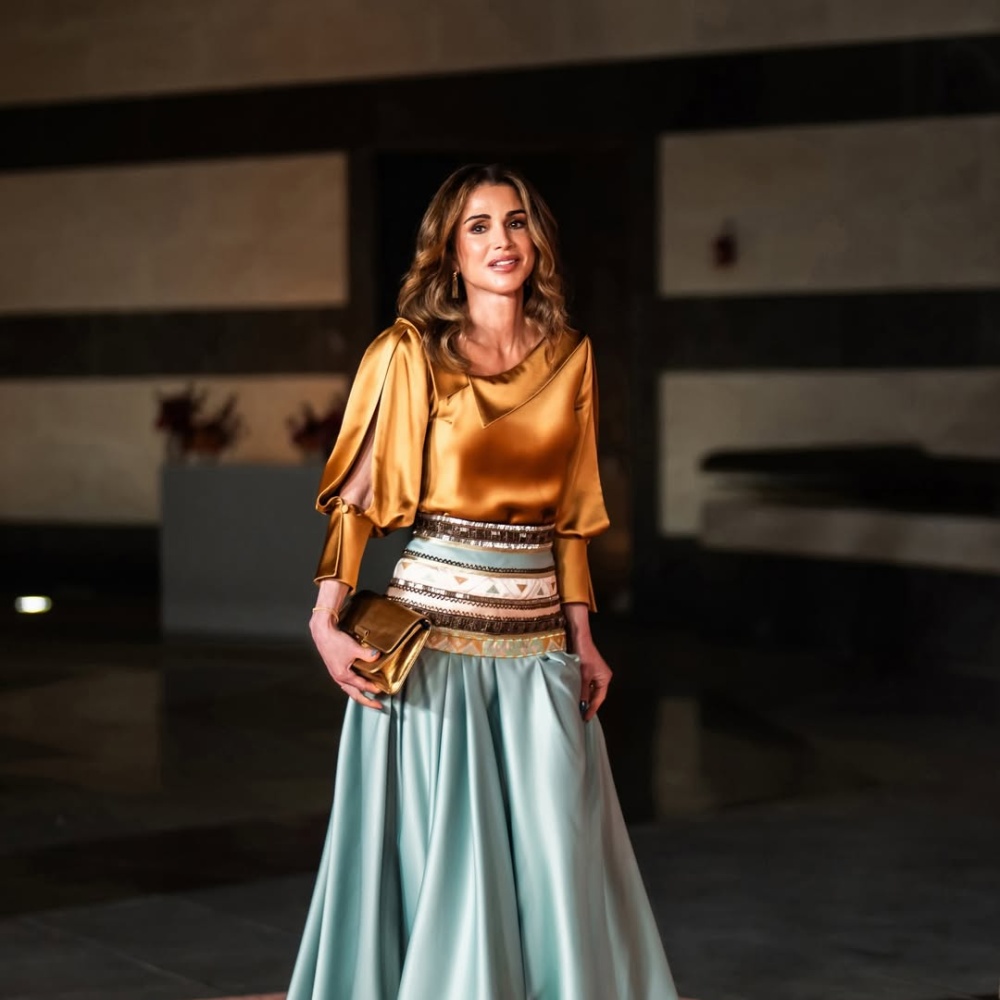 الملكة رانيا بإطلالة باللون الأزرق الفيروزي