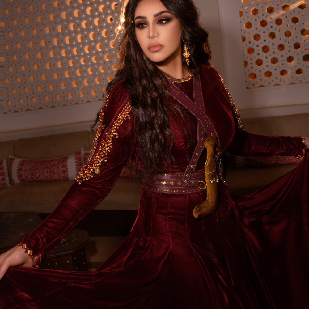 نجمات العالم يتألقن بمجوهرات فاخرة مستوحاة من ألوان علم الإمارات