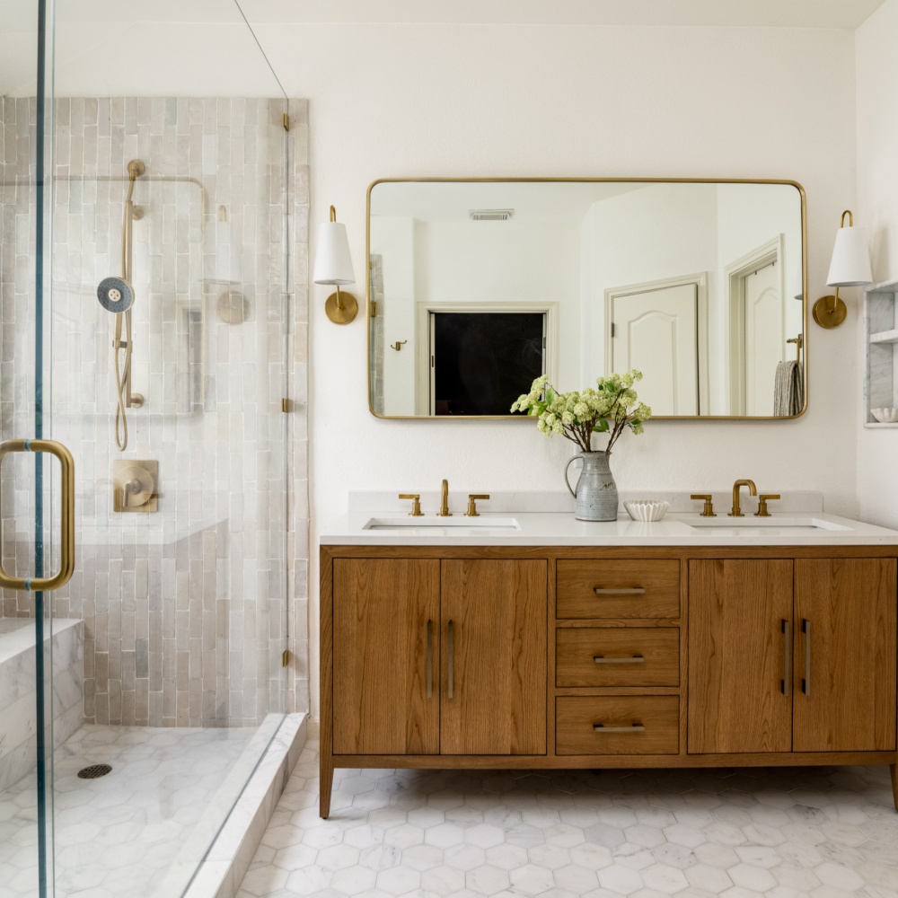 تحتفي اتجاهات الحمامات في 2026 بجمال الخامات الطبيعية وملمسها الأصلي