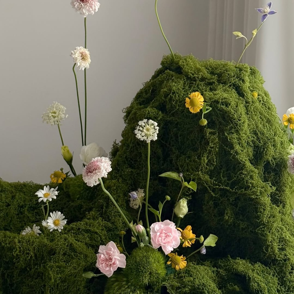 سجادة من الطحالب والزهور البرية من صفحة pollen atelier@ على انستغرام.