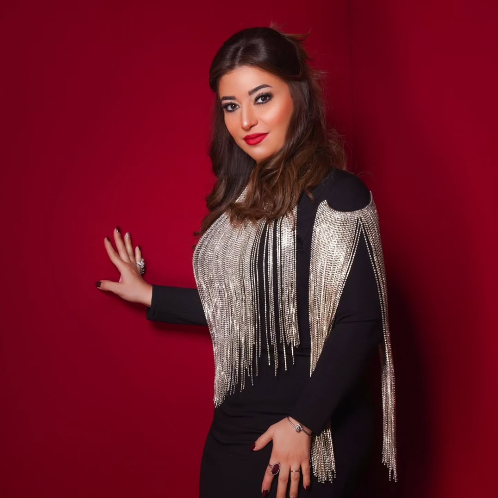 غادة رجب تتألق بإطلالة طبيعية وأنيقة تحافظ على جاذبيتها الخاصة