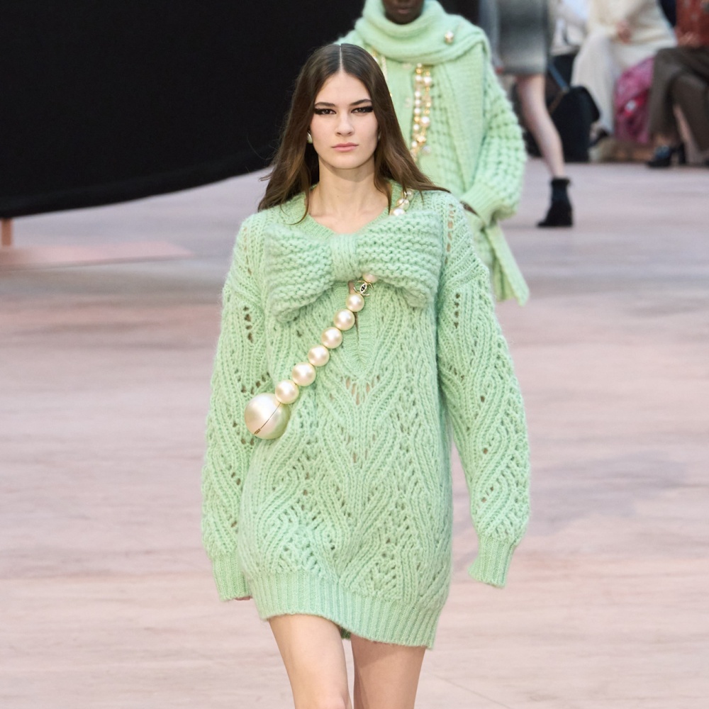 فستان شتوي مزين بالؤلؤ من Chanel