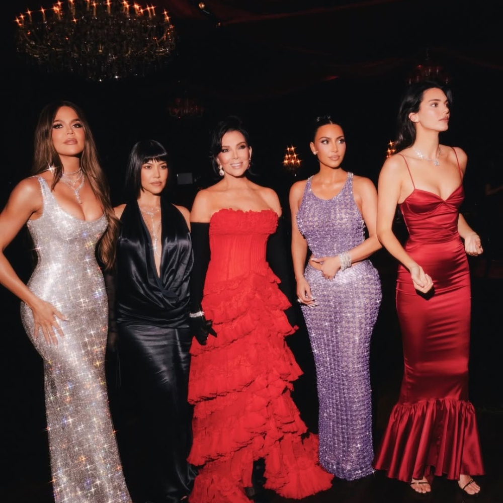 كريس ترتدي فستانا طويلا باللون الأحمر مع بناتها