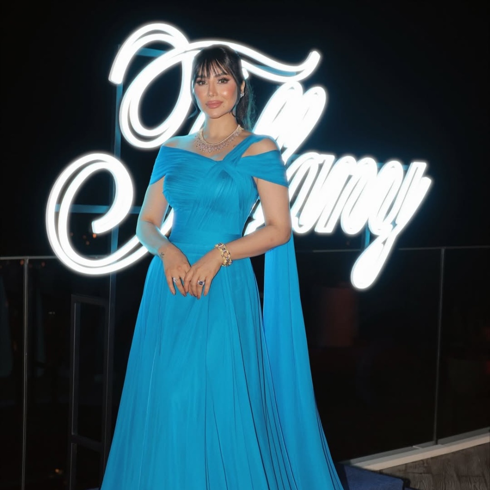 لجين عمران ترتدي فستانا باللون التركواز