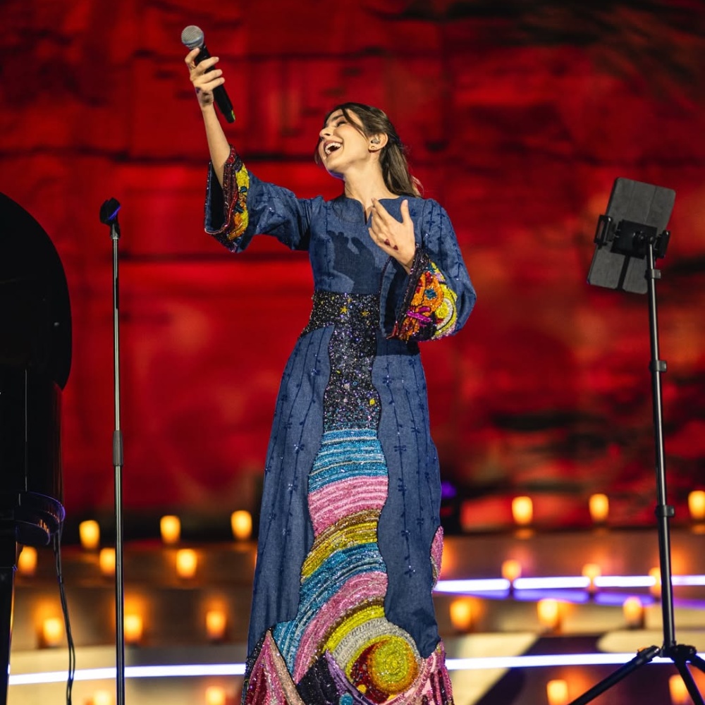 مارلين نعمان بفستان من قماش الدنيم باللون الأزرق