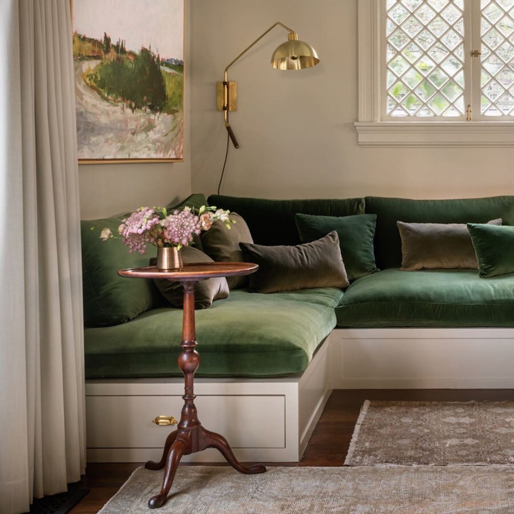 مقعد البانكويت يعمل كبديل مميز لقطع الأثاث التقليدية في غرفة النوم