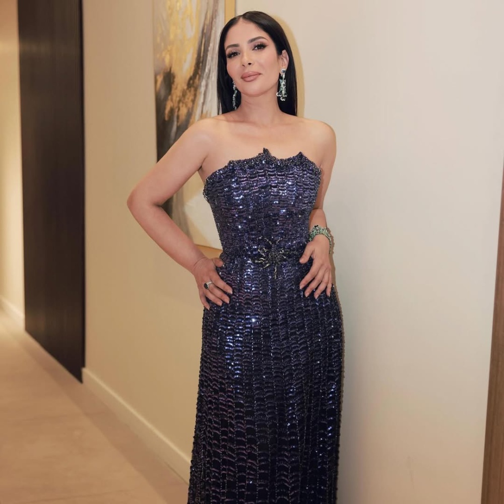 منى زكي ترتدي فستانا سترابلس مغطى بتطريزات براقة 