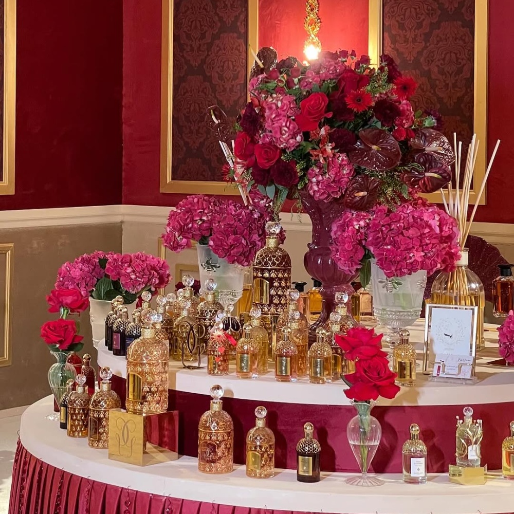 مواءمة زينة الورود مع ركن العطور في الأعراس