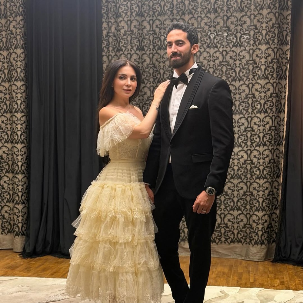 مي  عز الدين مع خطيبها خلال حفل عقد القران