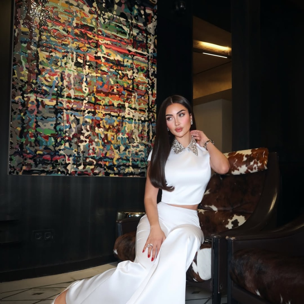 نور الغندور بطقم حريري رقيق باللون الأبيض