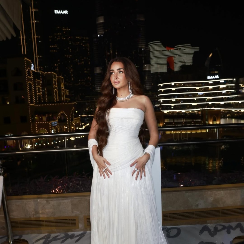 هنا الزاهد بفستان سترابلس بالحواف المثنية