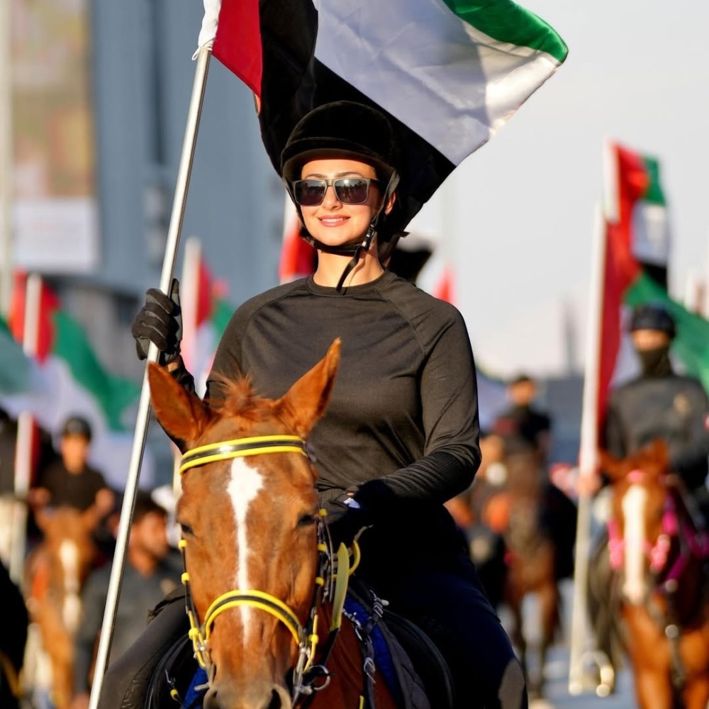 هيفاء حسين ترفع العلم الإماراتي