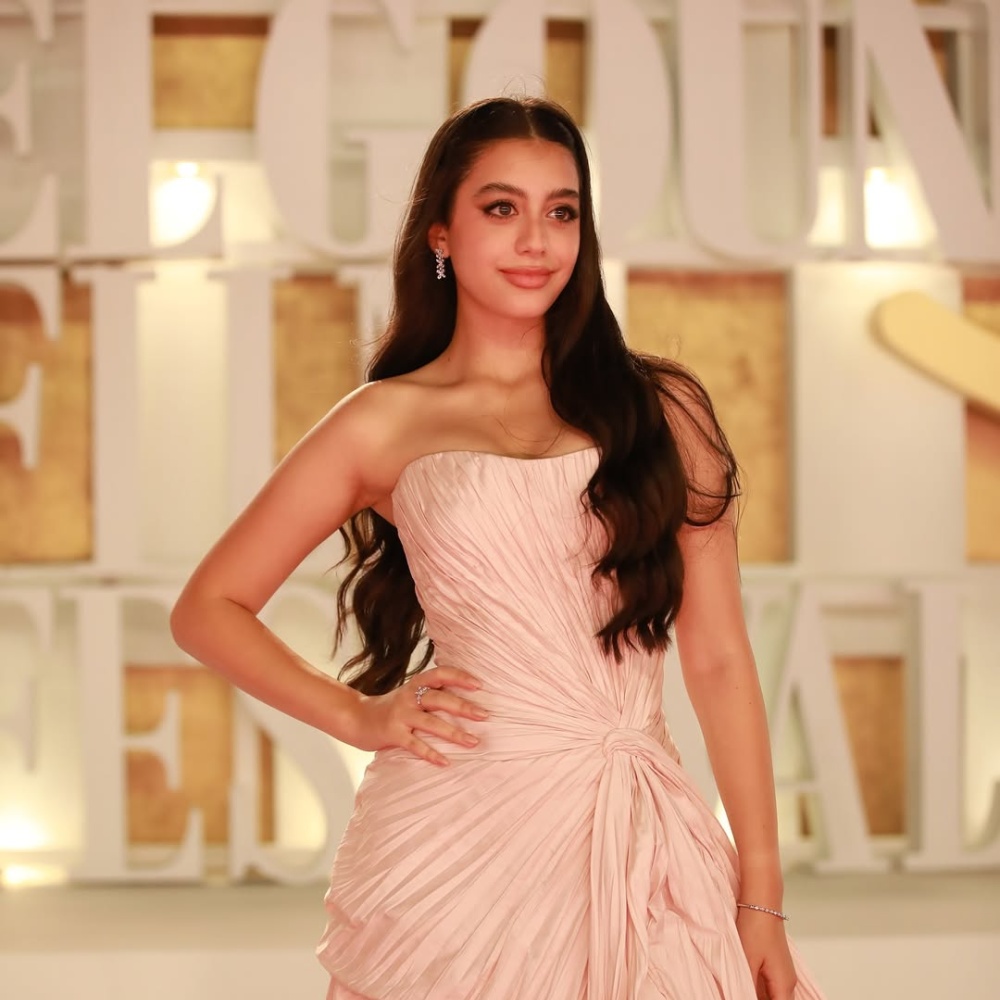 ياسمينا العبد بالفستان الناعم باللون الزهري الشاحب (2)