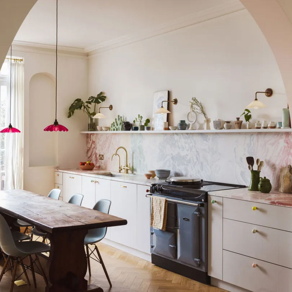 يمكن لبعض التغييرات البسيطة أن تحول المطبخ القديم إلى مواكب للاتجاهات الرائجة