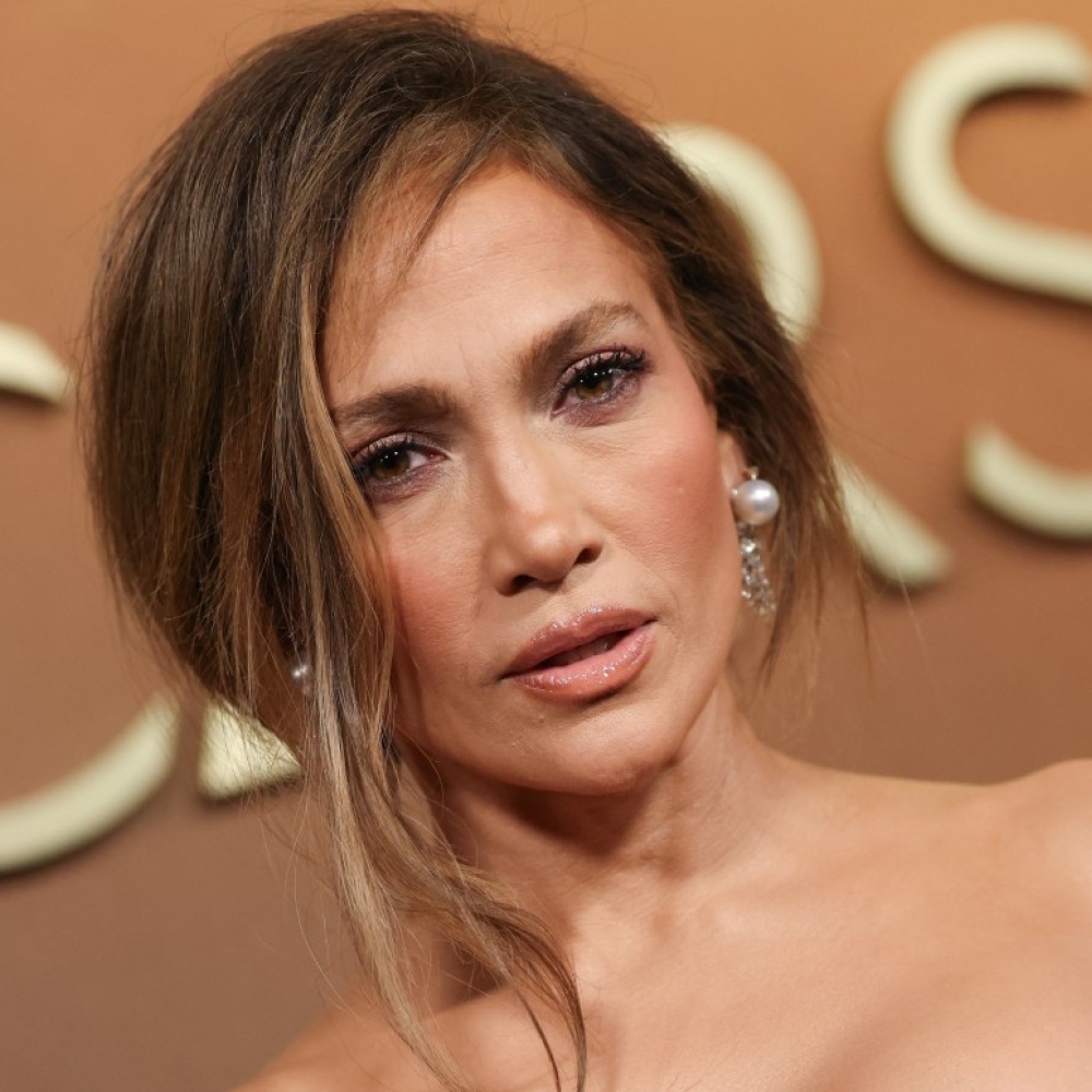  إطلالة Jennifer Lopez بمكياج برونزي لماع