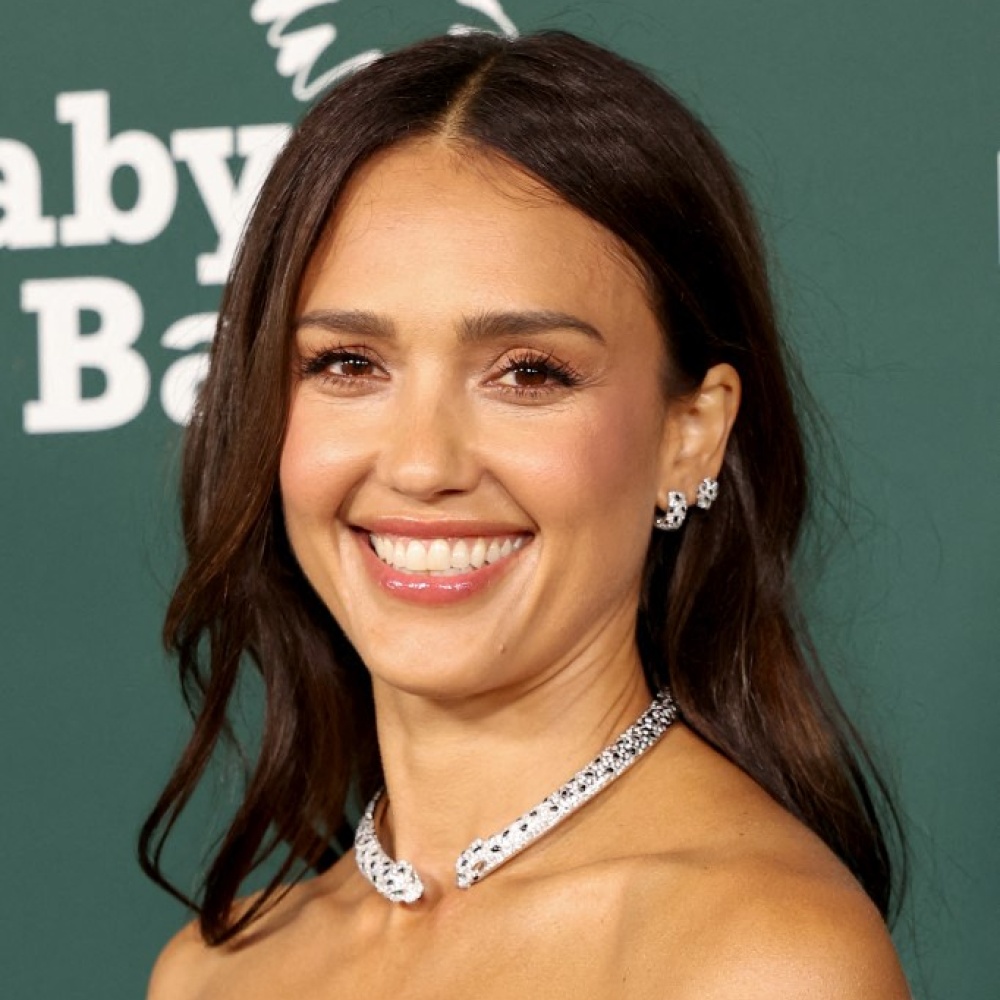 إطلالة Jessica Alba بالمكياج البرونزي الداكن