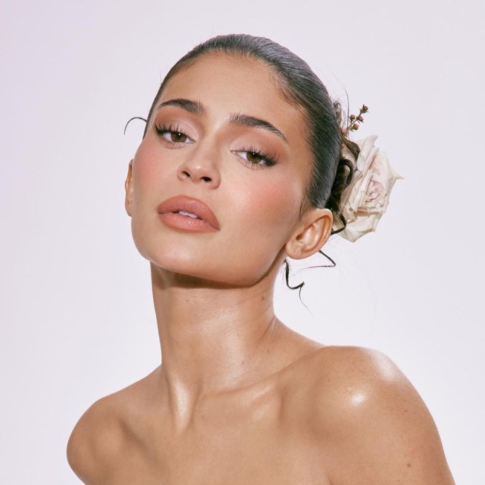 اطلالة Kylie Jenner بالمكياج البني المات - Copy