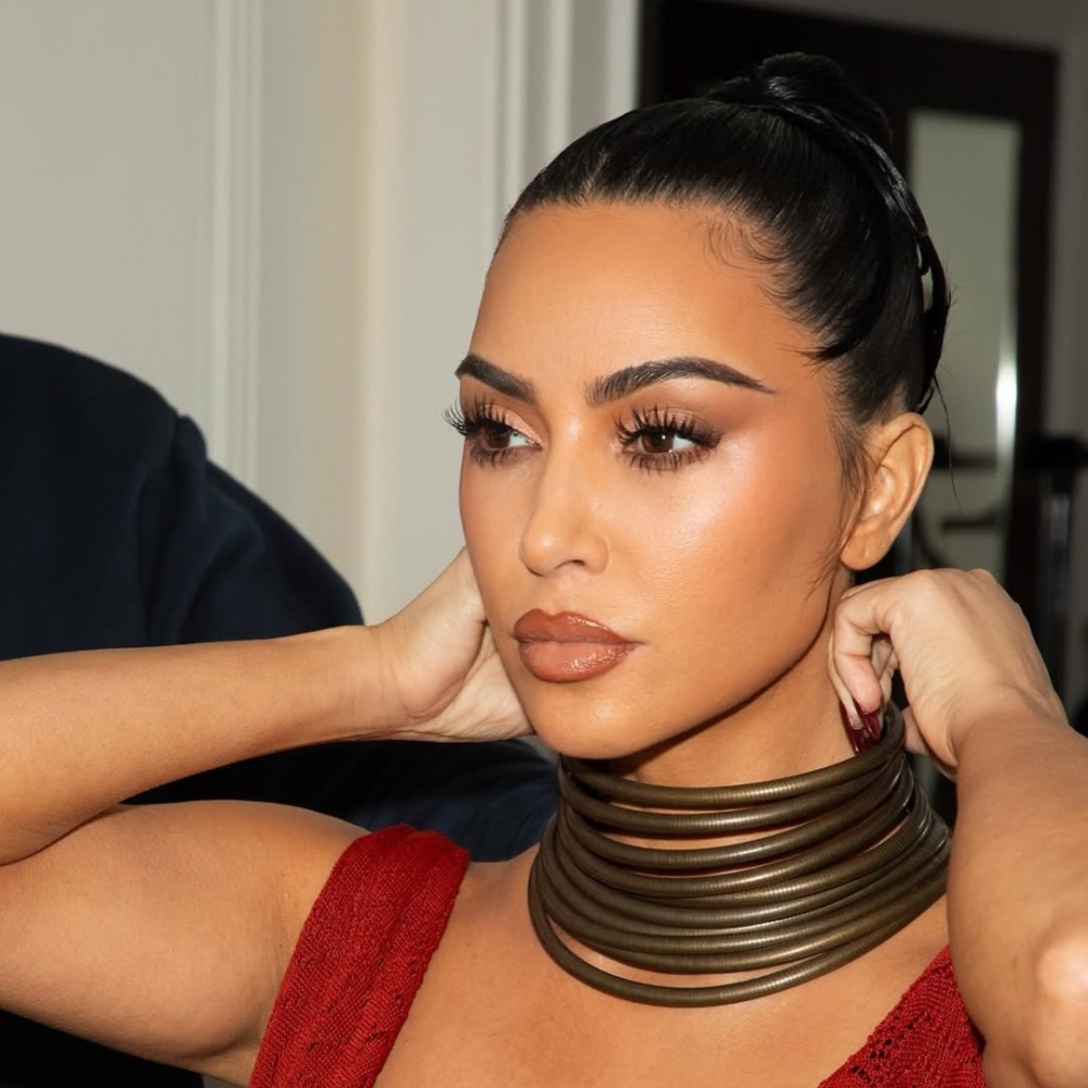 اطلالةKim Kardashian برسمات المكياج المشمشي