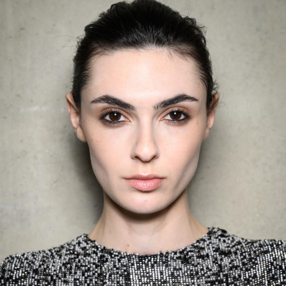 الزيوت الطبيعية لتطويل الرموش بين فعالية الخروع ولمعان جوز الهند