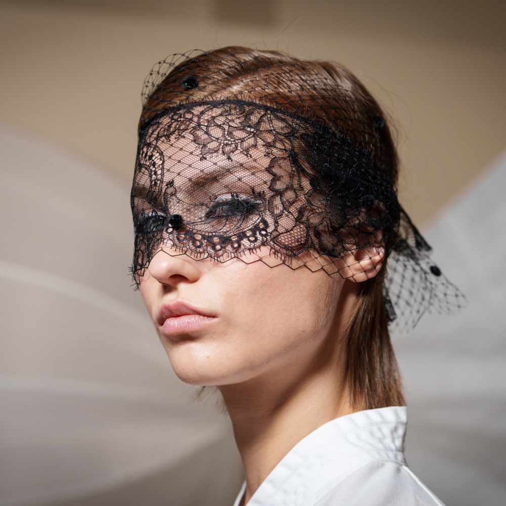 تسريحات شعر طبيعية مع الباند الشبكي والدانتيل من دار Georges Chakra