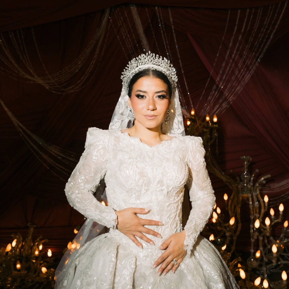 خبيرة التجميل دينا هشام بفستان زفاف أنيق وفخم cover