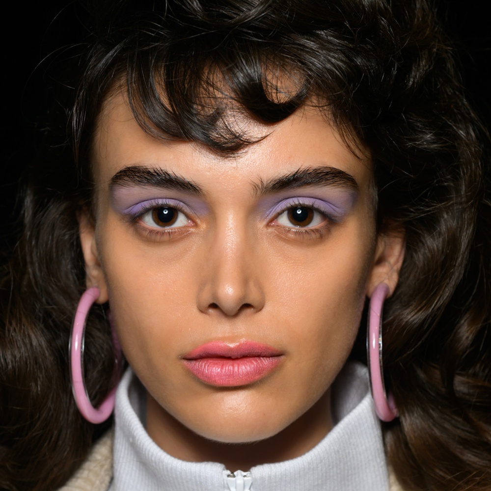 رسمات الظلال البنفسجية بخطوط سموكي من دار Fiorucci