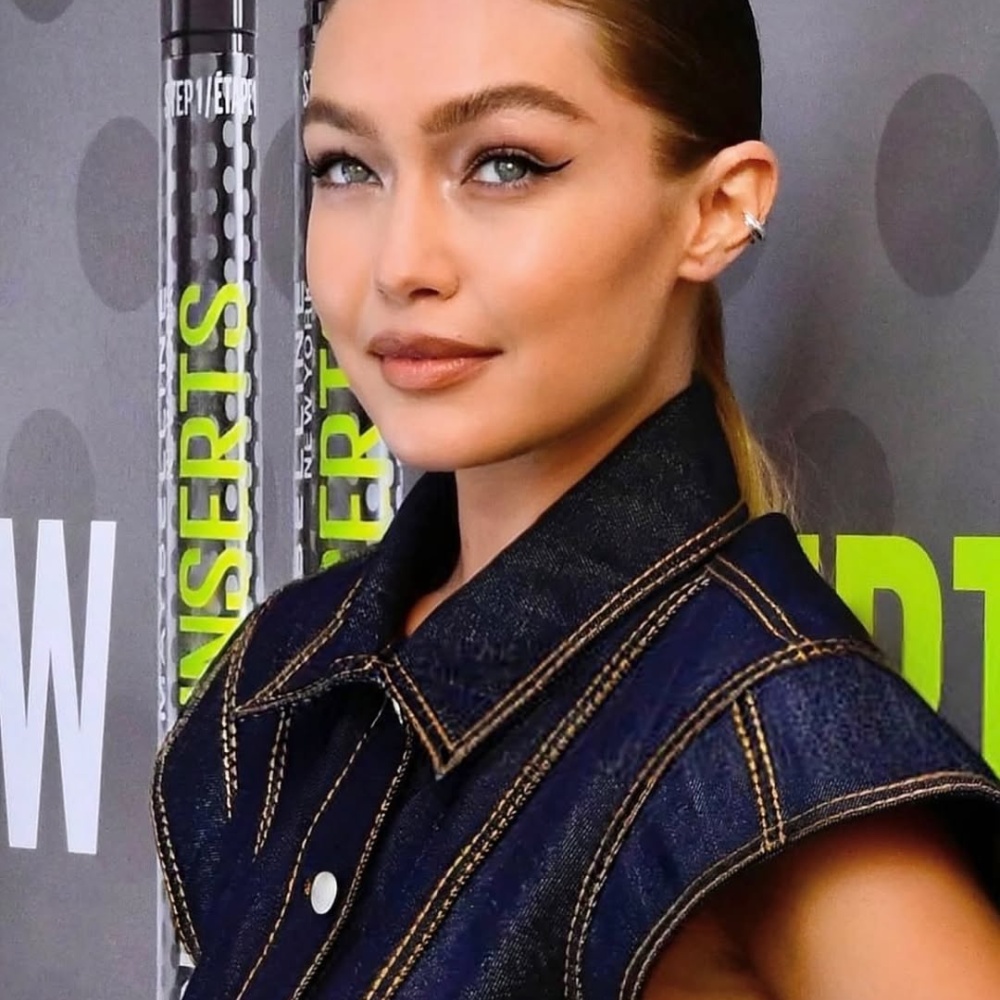 رسمات المكياج البني مع الايلاينر المجنح بأسلوب Gigi Hadid