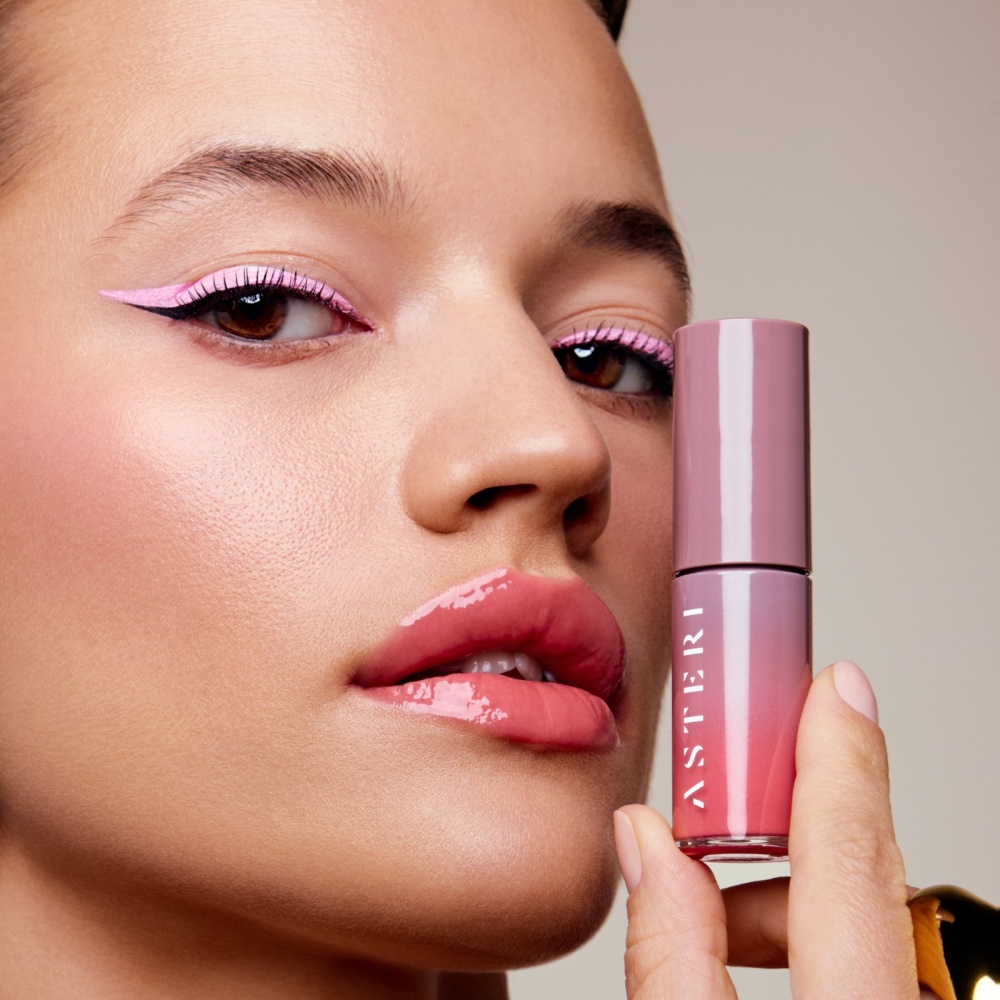 شيين لب اويل جلوس تجربة فريدة لرعاية الشفاه من علامة استيري