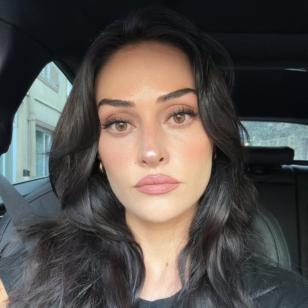 صورة من انستغرام Esra Bilgiç