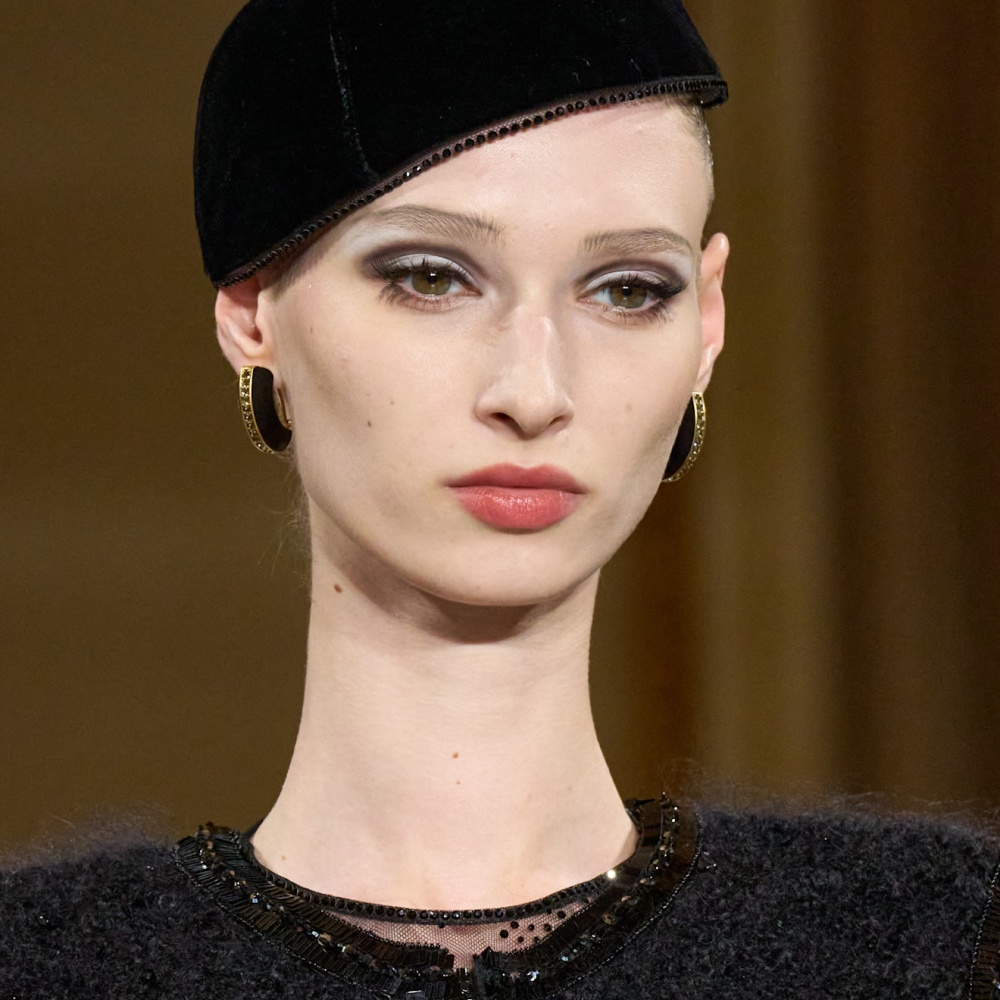 موجة الحواجب البنية والفاتحة من دار Giorgio Armani Privé