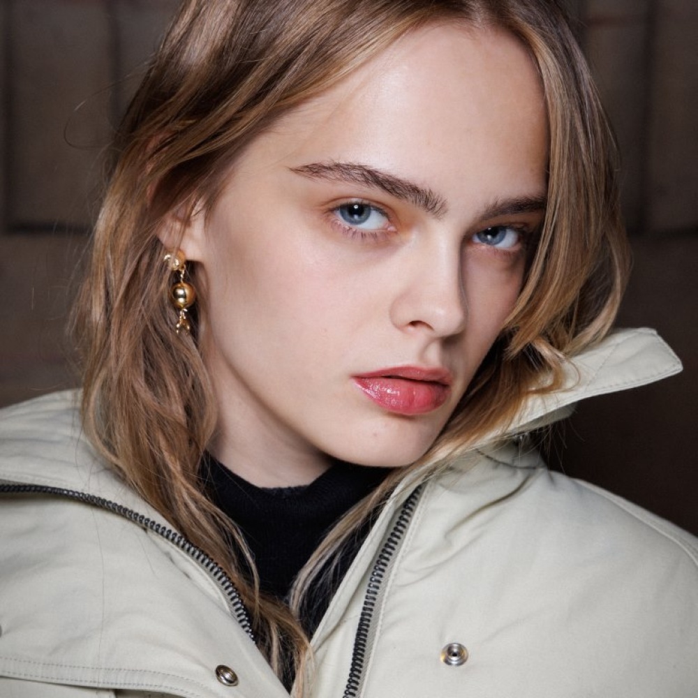 كيف يمكن تكثيف الحواجب والرموش بطرق طبيعية؟