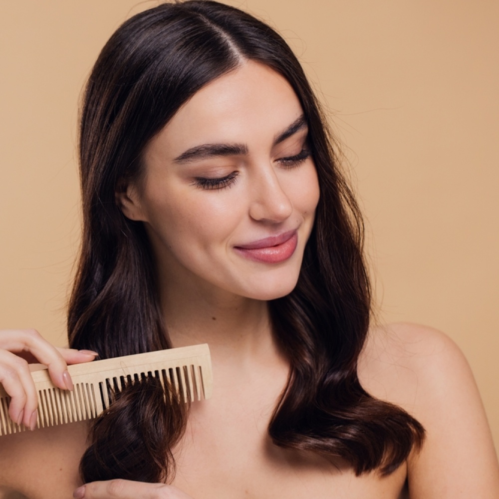 تمشيط الشعر الرطب.. صحيح أم خطأ؟