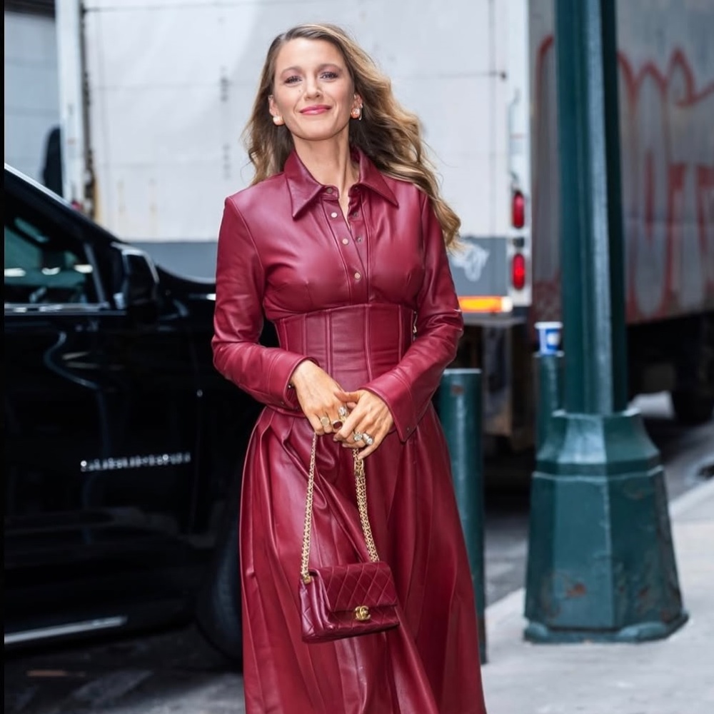 بليك ليفلي بأسلوب مونوكروم أنيق باللون البرغندي