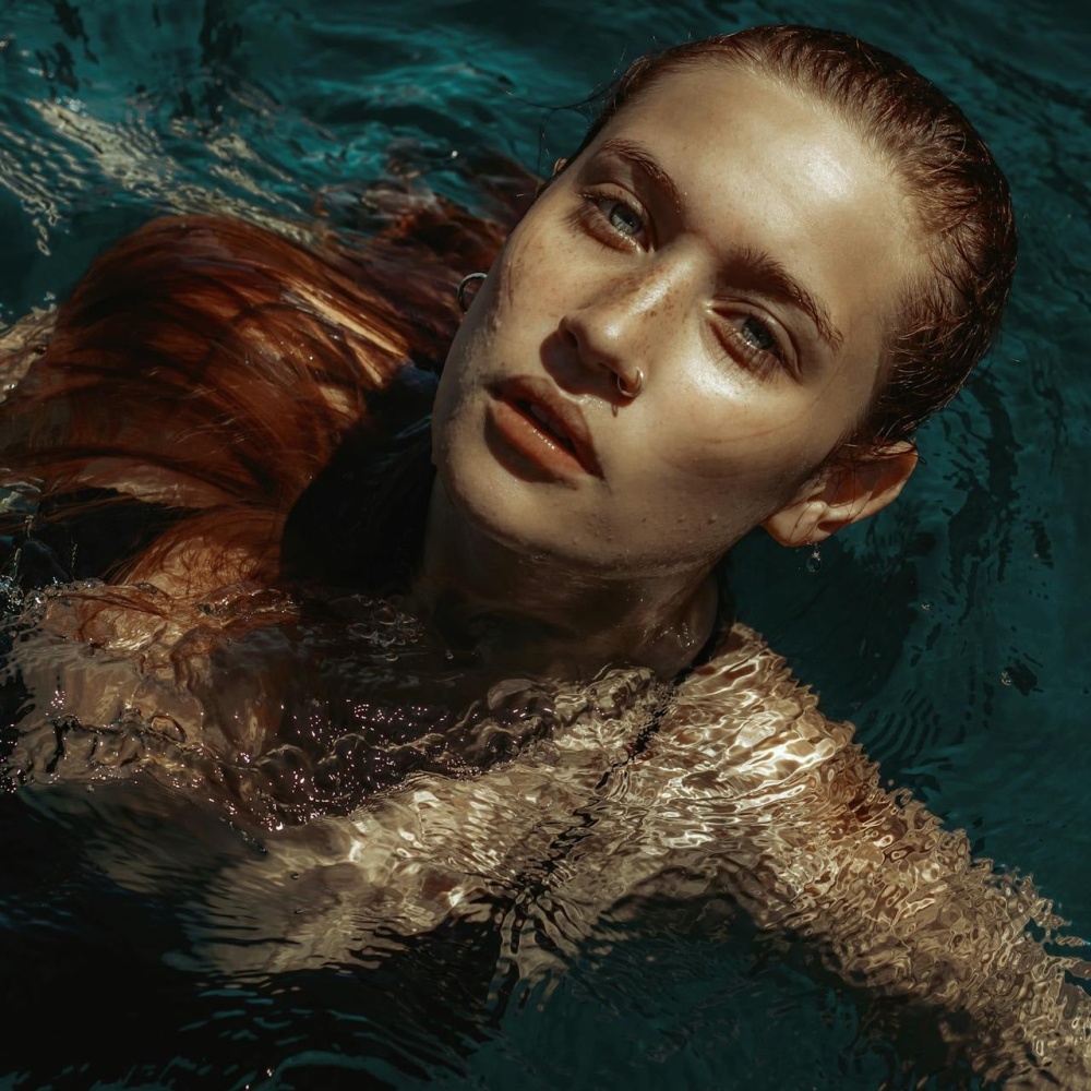 الاستحمام بالماء البارد أم الدافئ: أيهما أفضل لصحتكِ؟