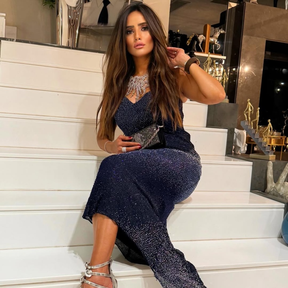 أجمل إطلالات الفنانة زينة بطلة مسلسل "ورد وشوكولاتة" بفساتين السهرة