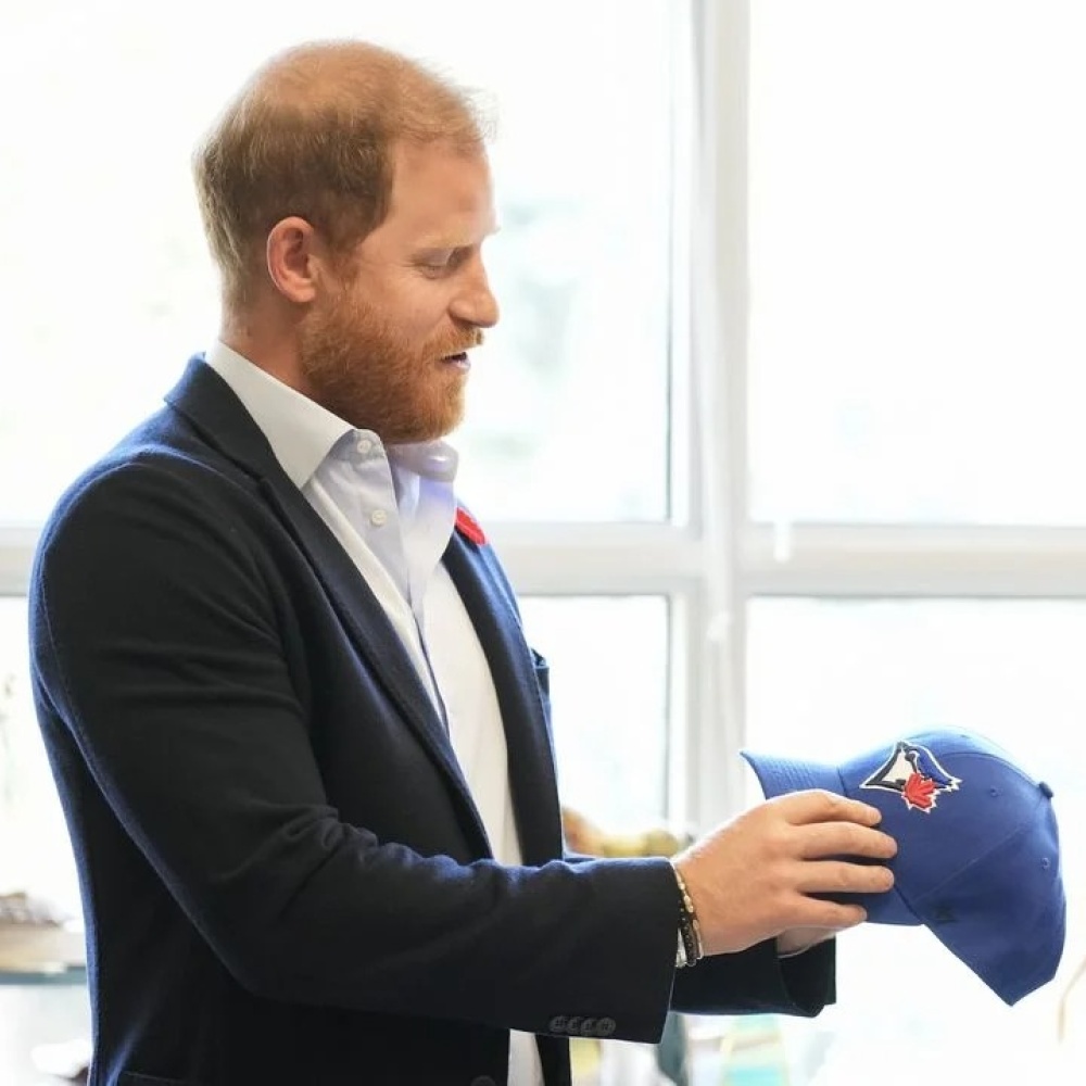 الأمير هاري يكشف سر اعتماره للقبعات مؤخرًا