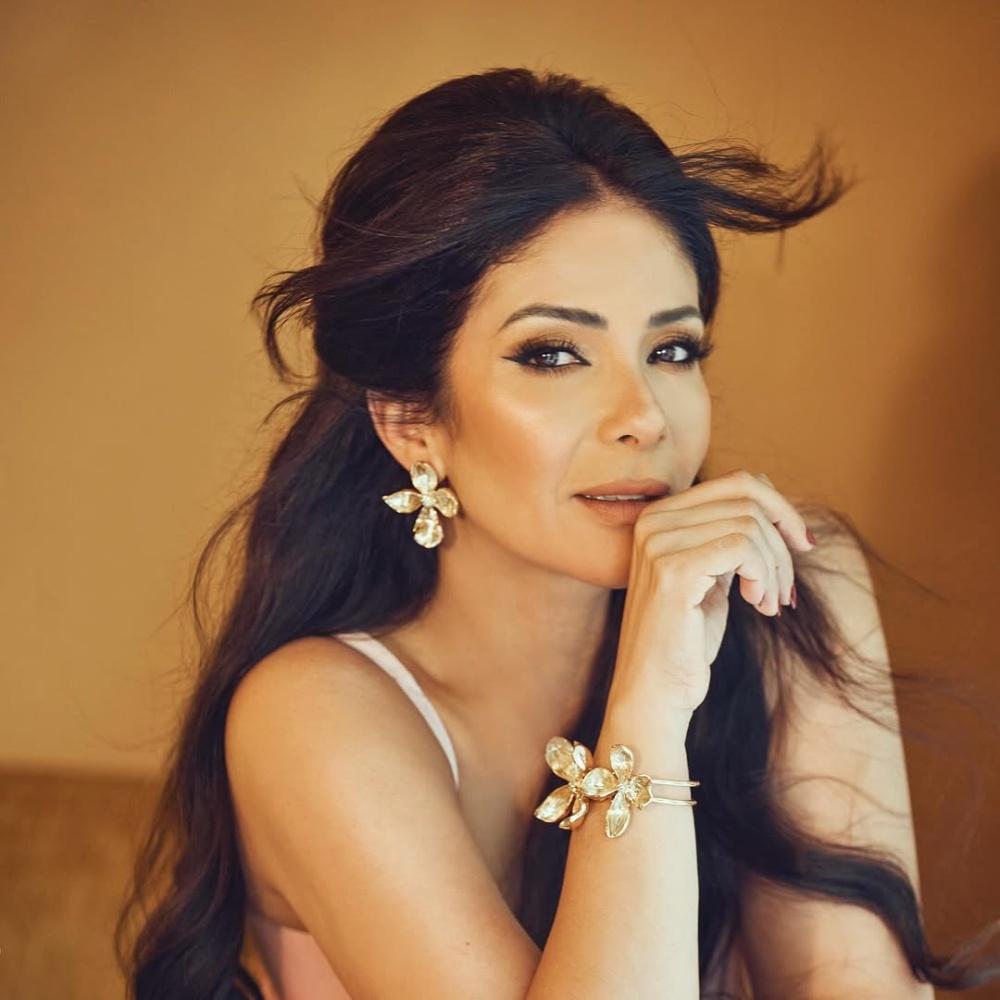 النجمة منى زكي من مواليد شهر نوفمبر