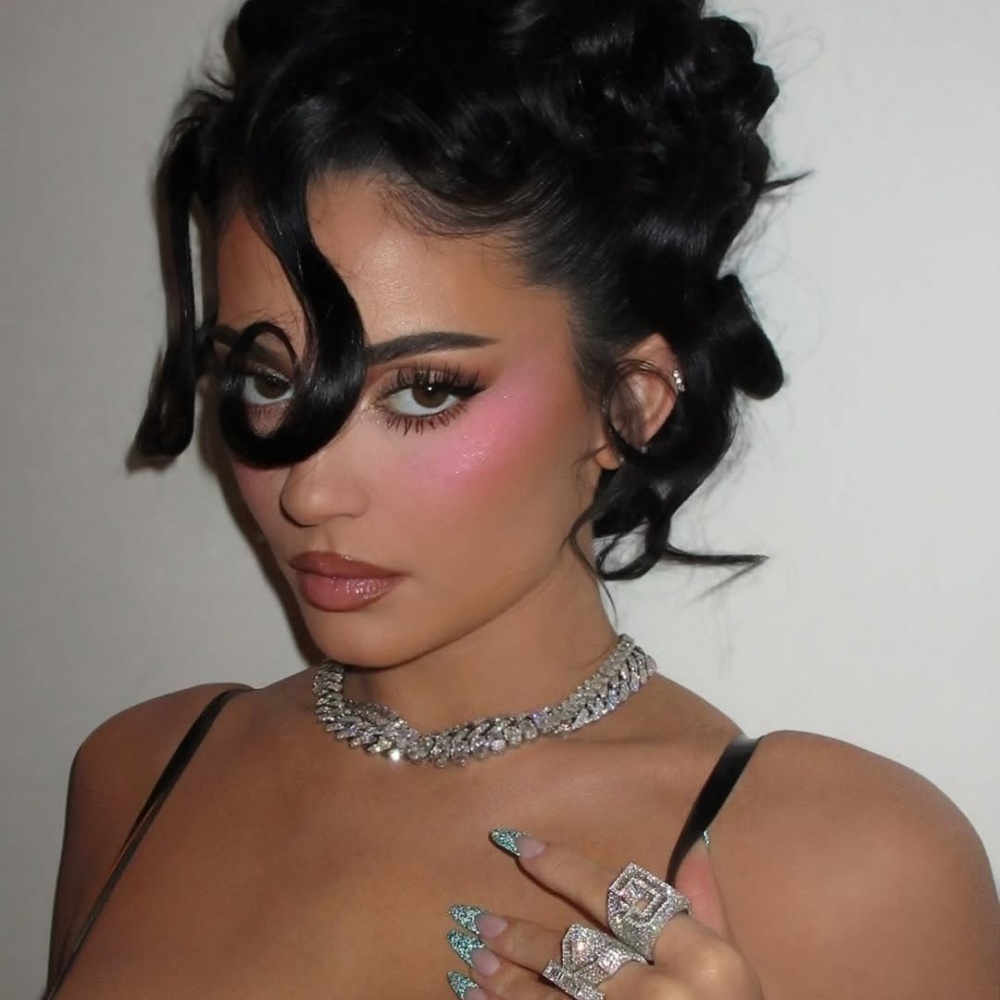 احدث صيحات المكياج والأظافر والشعر من كايلي جينر لموسم خريف شتاء 2025